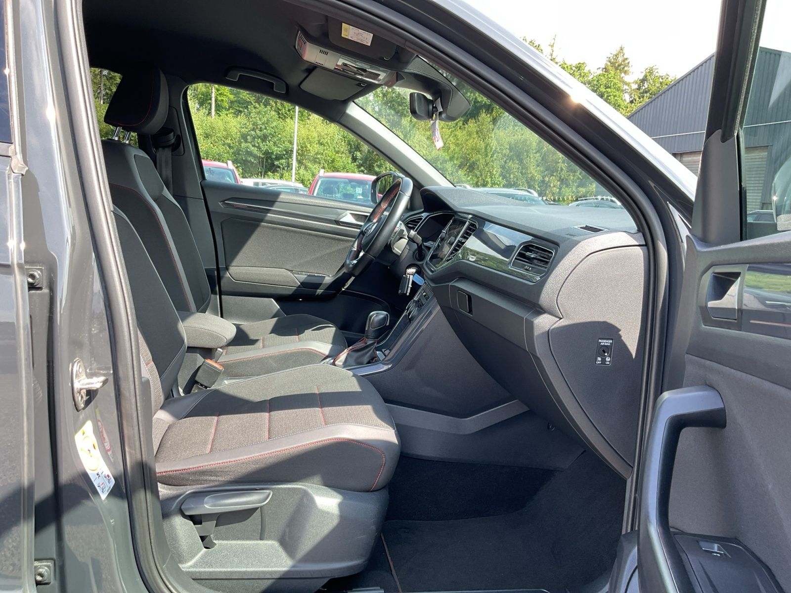 Volkswagen T-Roc 1.5 TSI DSG Sport R-Line - Samsaru's Car Outlet