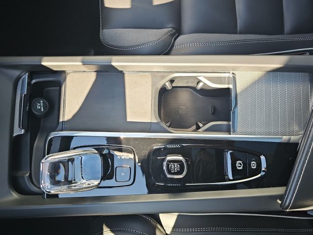 Volvo XC60 B4 Plus Dark - Samsaru's Car Outlet
