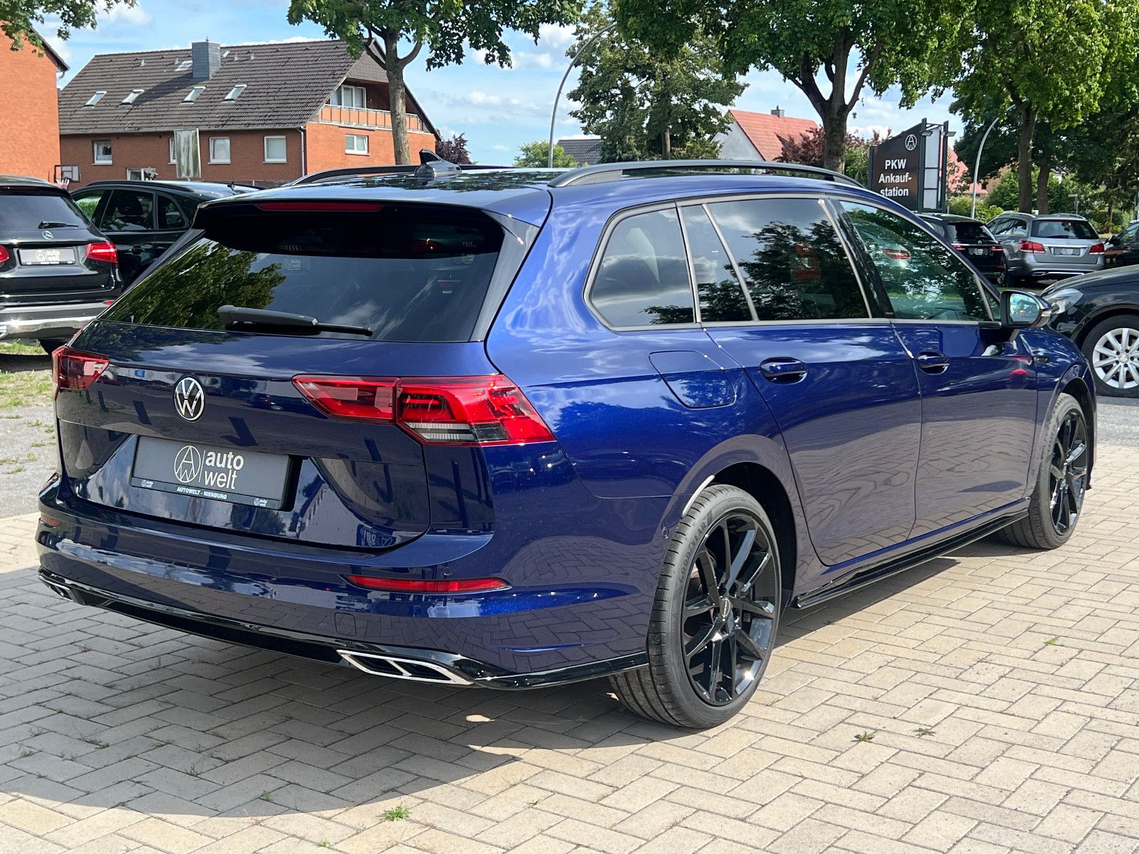 Volkswagen Golf VIII R-Line - Samsaru's Car Outlet