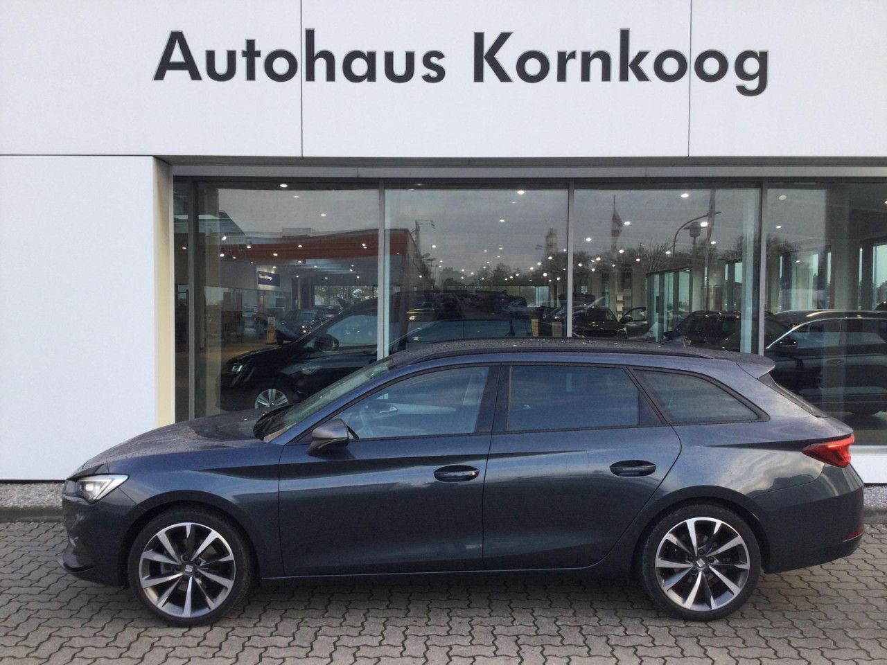 Seat Leon Sportstourer 1.5 eTSI FR AHK Pano