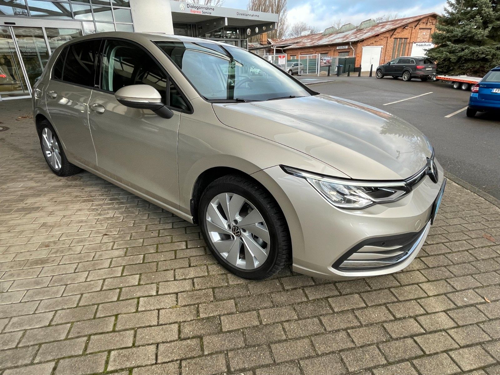 Volkswagen Golf 1.5 TSI MOVE - Samsaru's Car Outlet