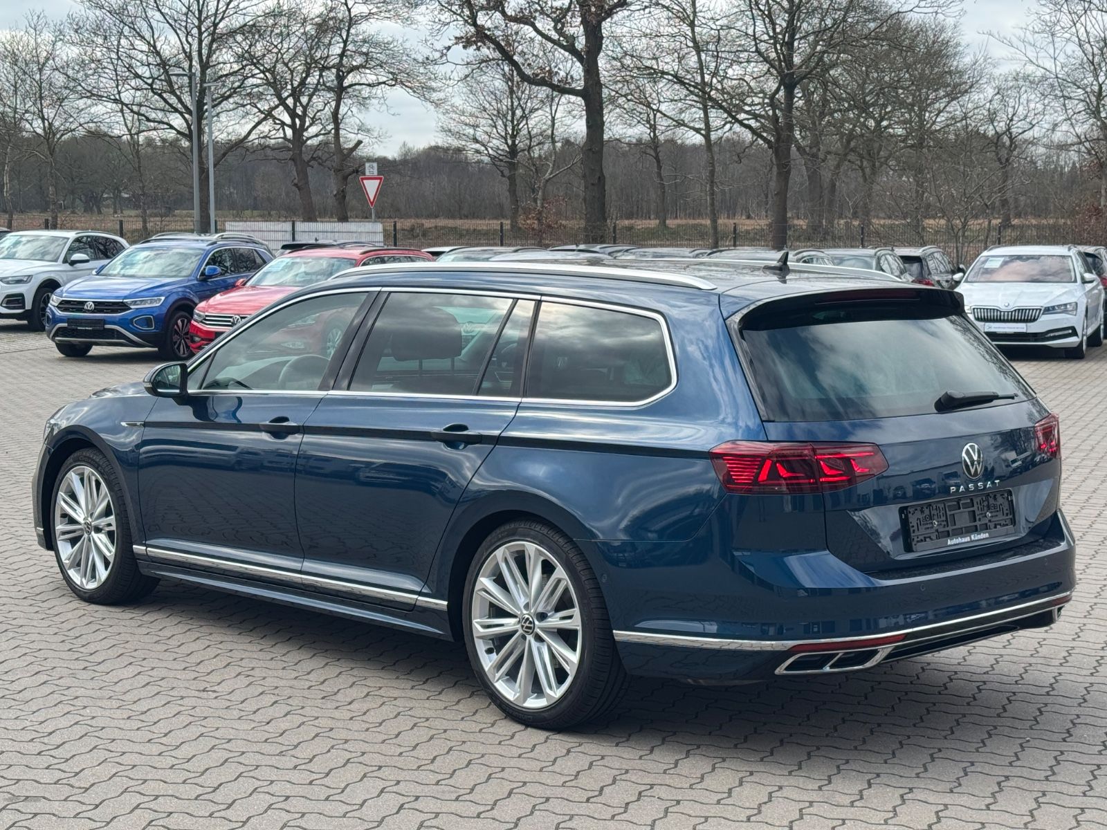 Volkswagen Passat Variant 2.0 TSI R-Line - Samsaru's Car Outlet