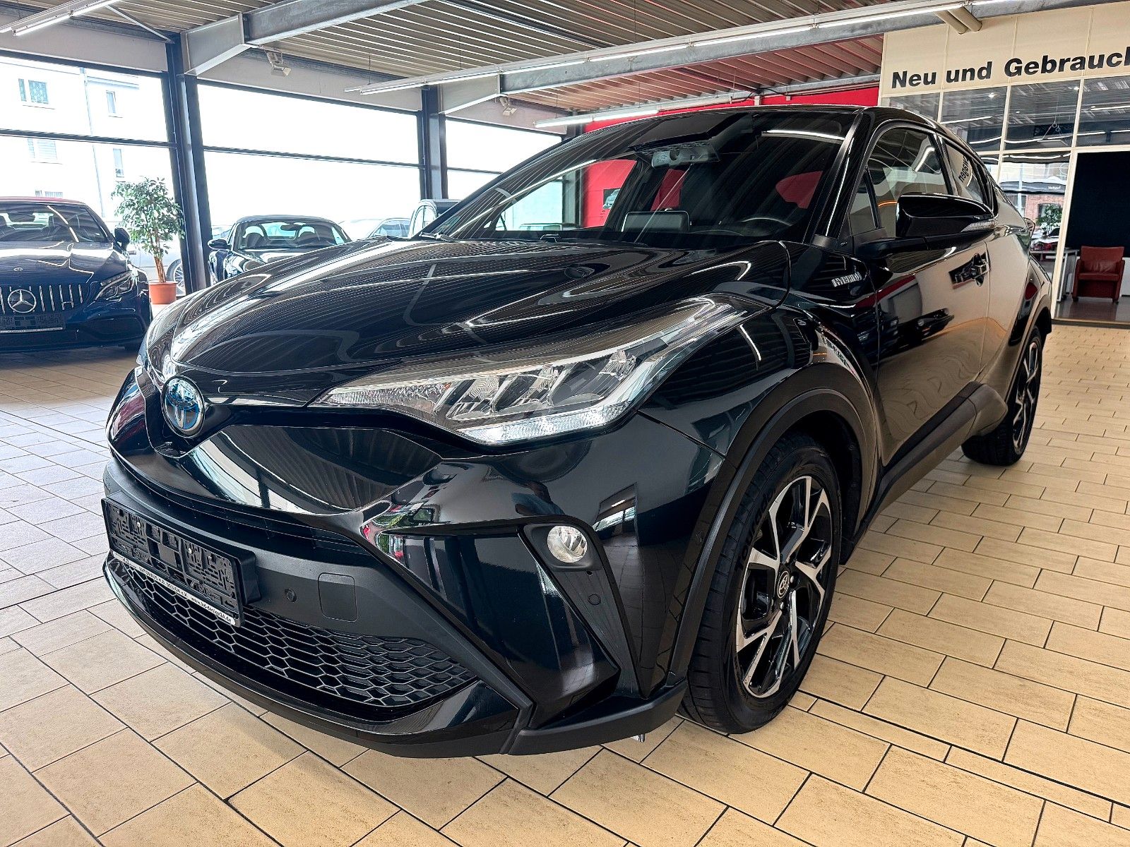 Toyota C-HR 2.0 Hybrid - Samsaru's Car Outlet