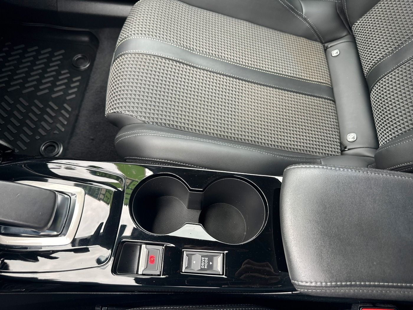 Peugeot 2008 e- Allure - Samsaru's Car Outlet