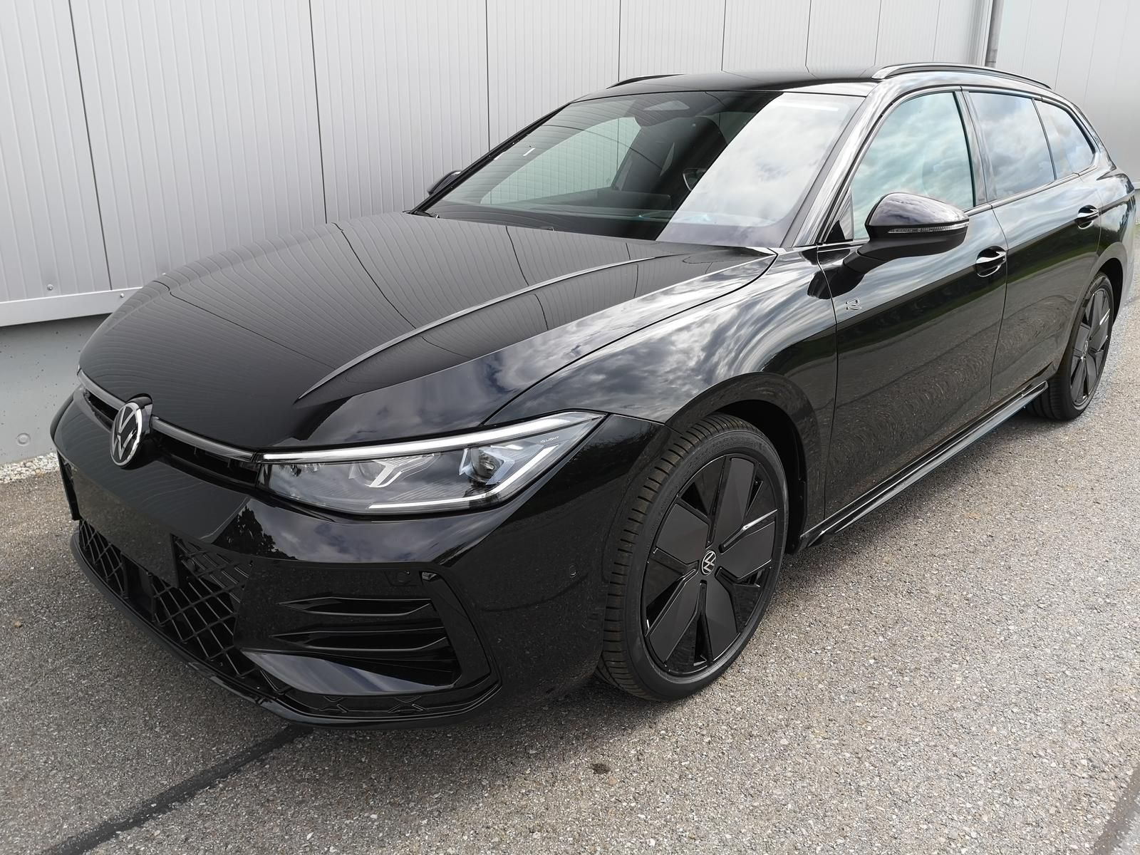 Volkswagen Passat Variant 2.0 TDI DSG 4Motion R-Line Pano 1