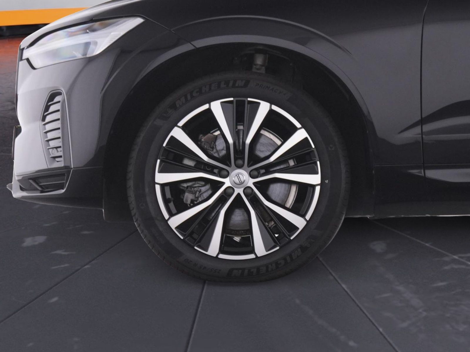 Volvo XC60 B4 PLUS DARK - Samsaru's Car Outlet