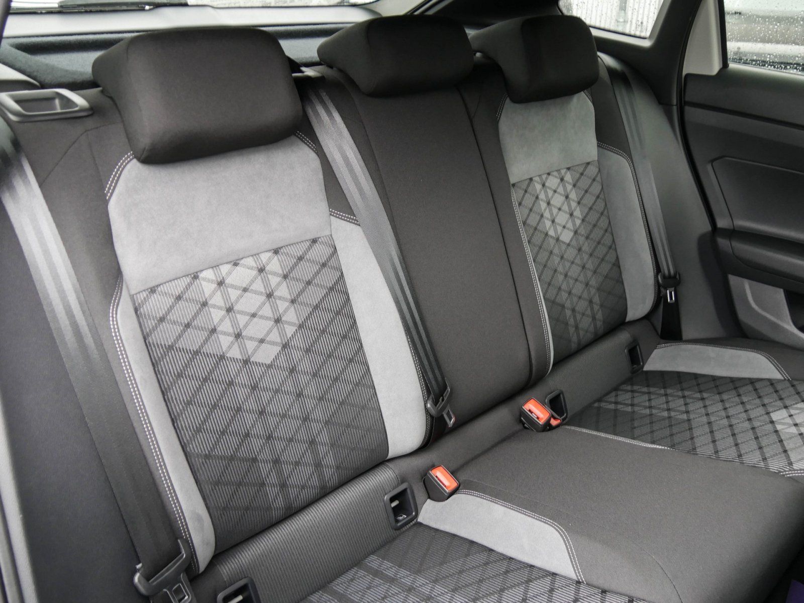 Volkswagen Taigo 1.0 TSI R-Line - Samsaru's Car Outlet