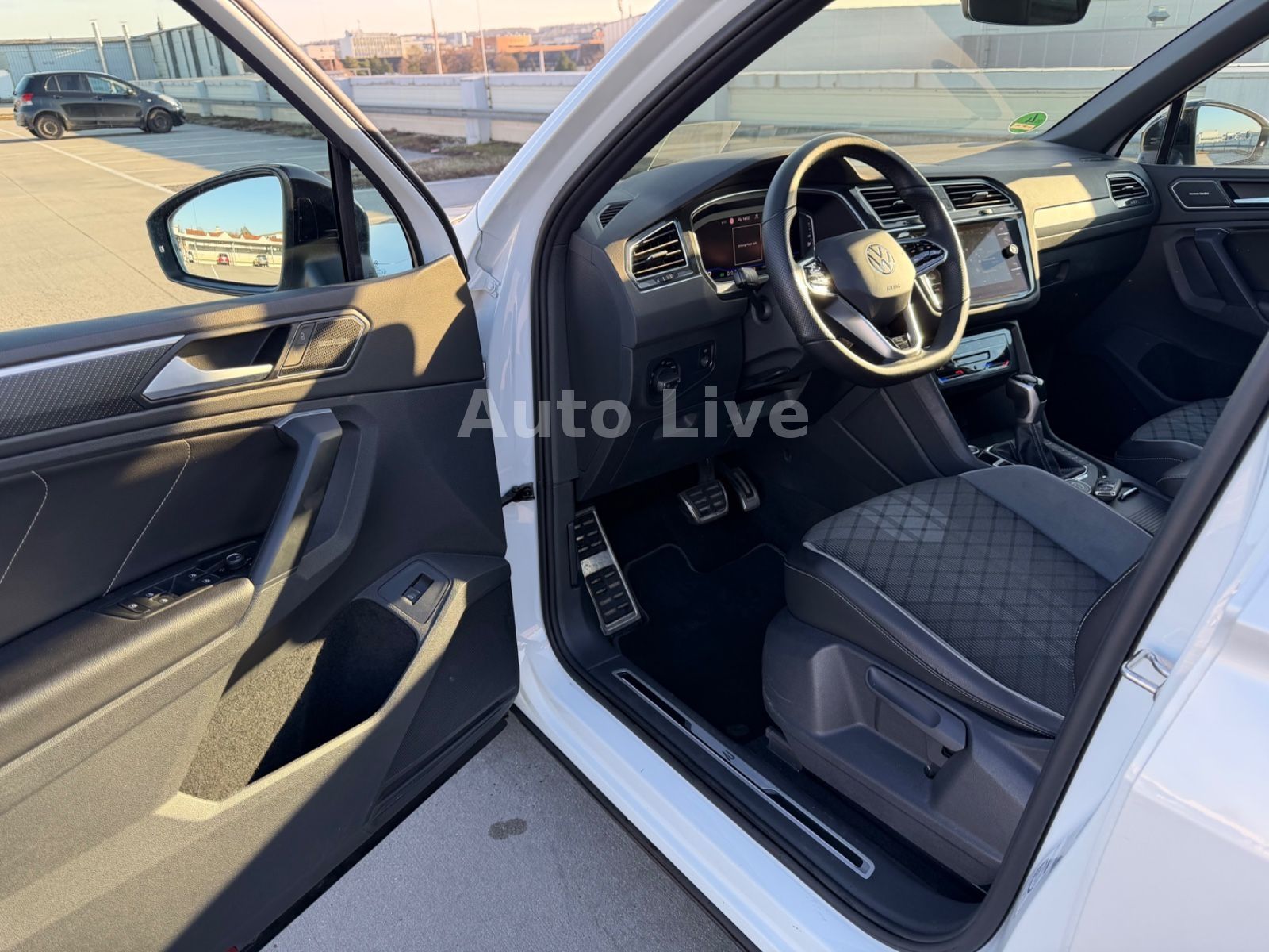 Volkswagen Tiguan 2.0 TDI*4M*DSG*R LINE*PANO*IQ-LED*AHK*VOL