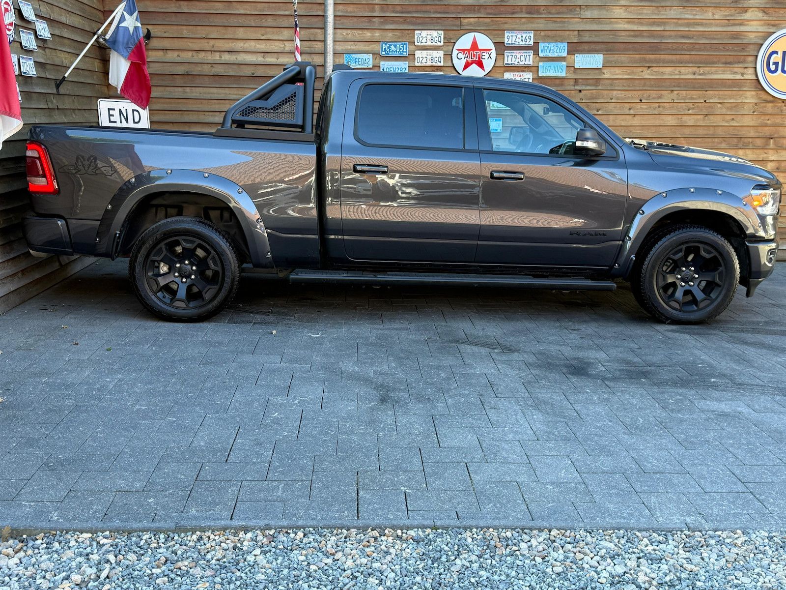 Dodge RAM 1500 5,7L BigHorn Crew Cab LED AHK 4x4 Pano