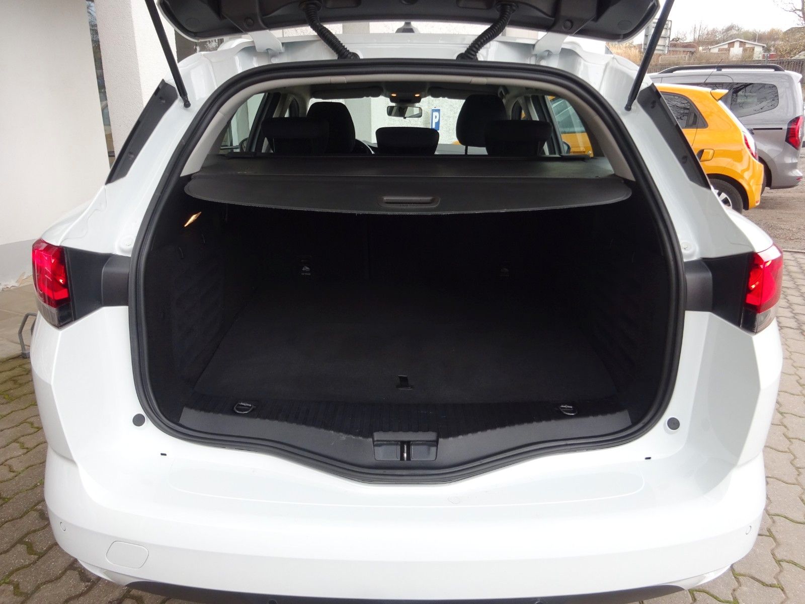 Renault Megane Grandtour Zen E-Tech Plug-in Hybrid - Samsaru's Car Outlet