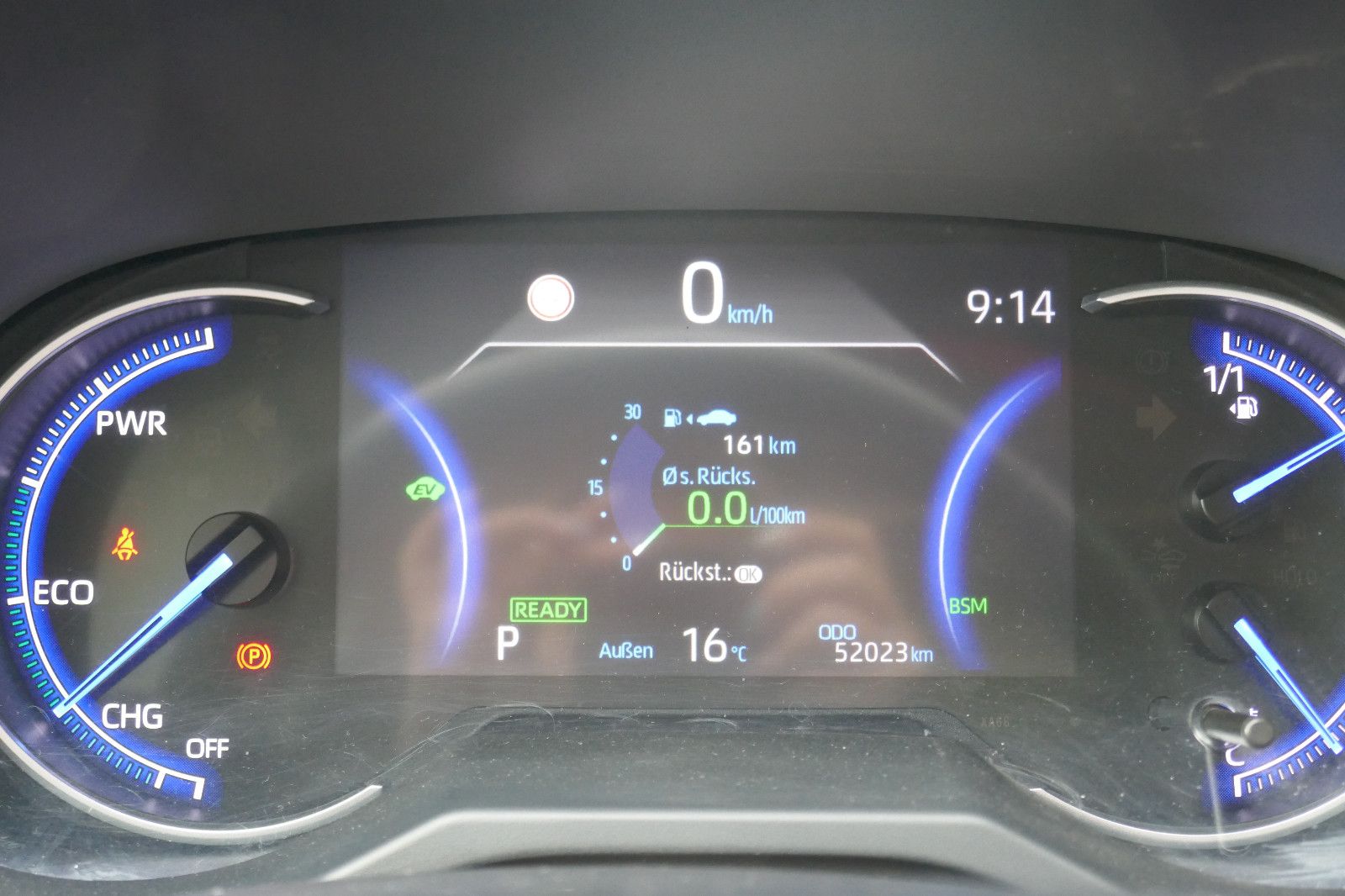 Toyota RAV 4 Hybrid Lounge Allrad - Samsaru's Car Outlet