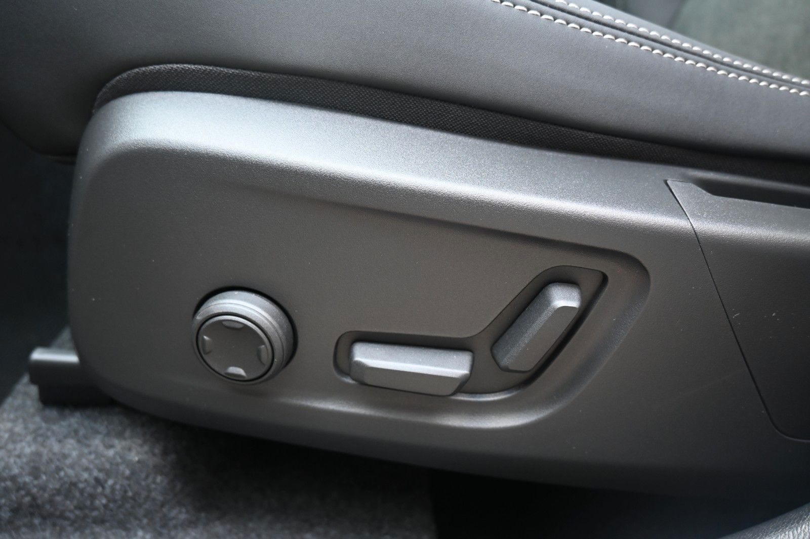Volvo XC40 B4 DKG Plus Dark*FSHZG*360°*ACC*Allwetter