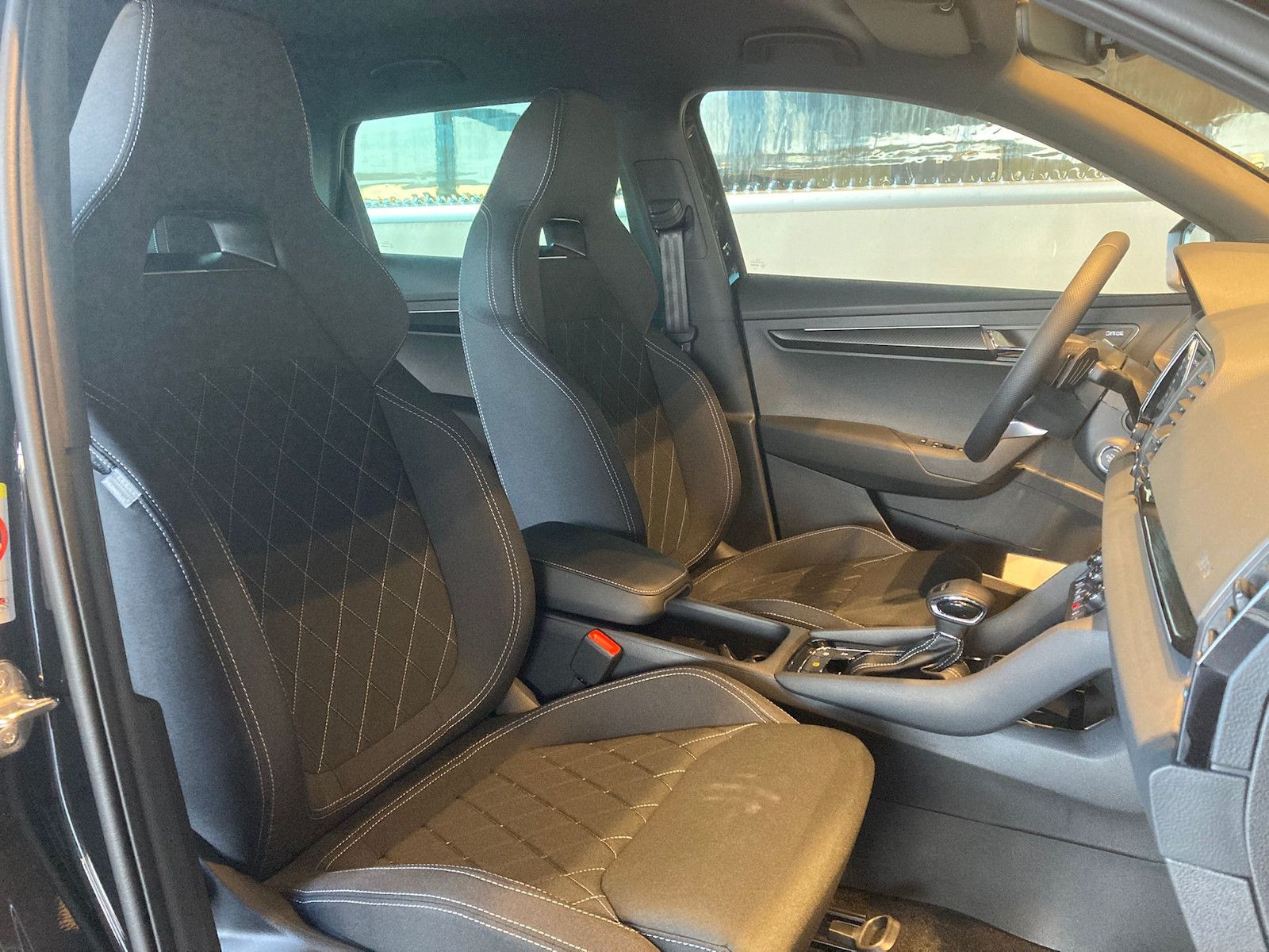Skoda Karoq Sportline 1,5 TSI DSG*AHK*CANTON*360°*5JG