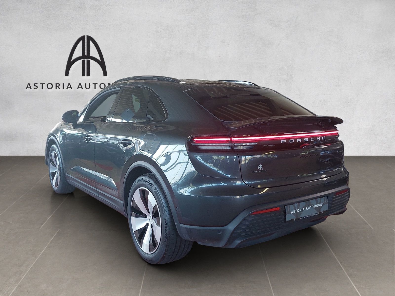 Porsche Macan 4 - Samsaru's Car Outlet