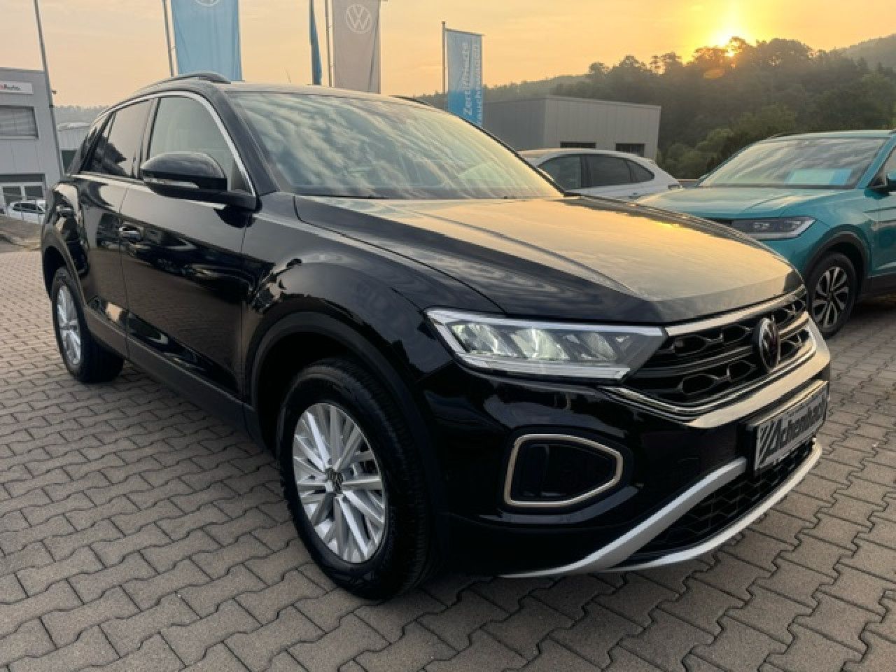 Volkswagen T-Roc Life 1.5 TSI DSG - Samsaru's Car Outlet