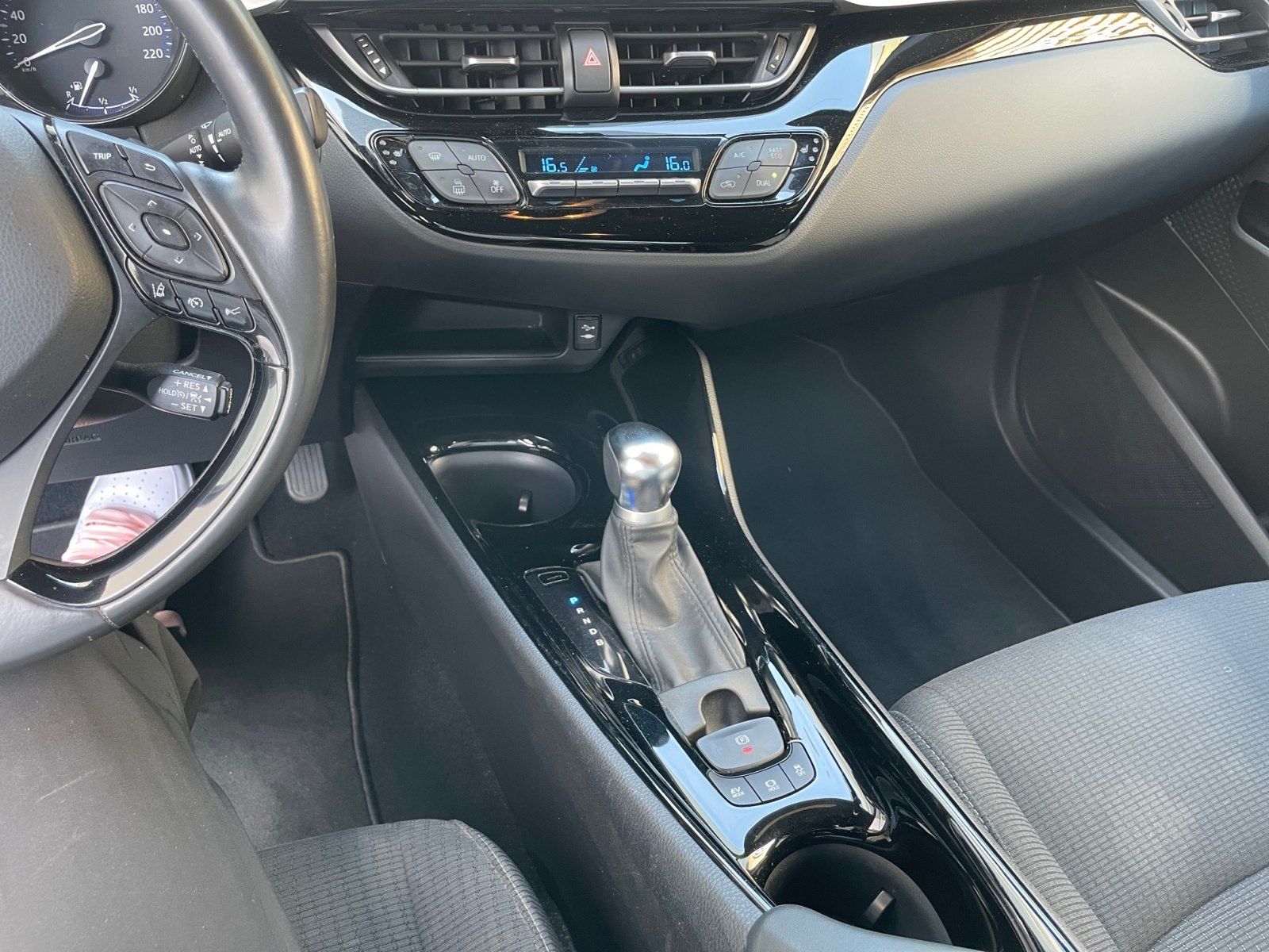 Toyota C-HR 1.8 Hybrid Club - Samsaru's Car Outlet
