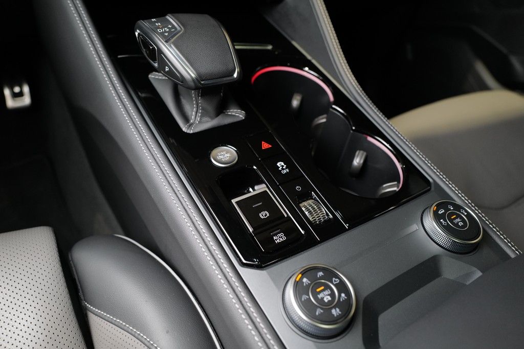 Volkswagen Touareg 3.0TDI R-Line - Samsaru's Car Outlet