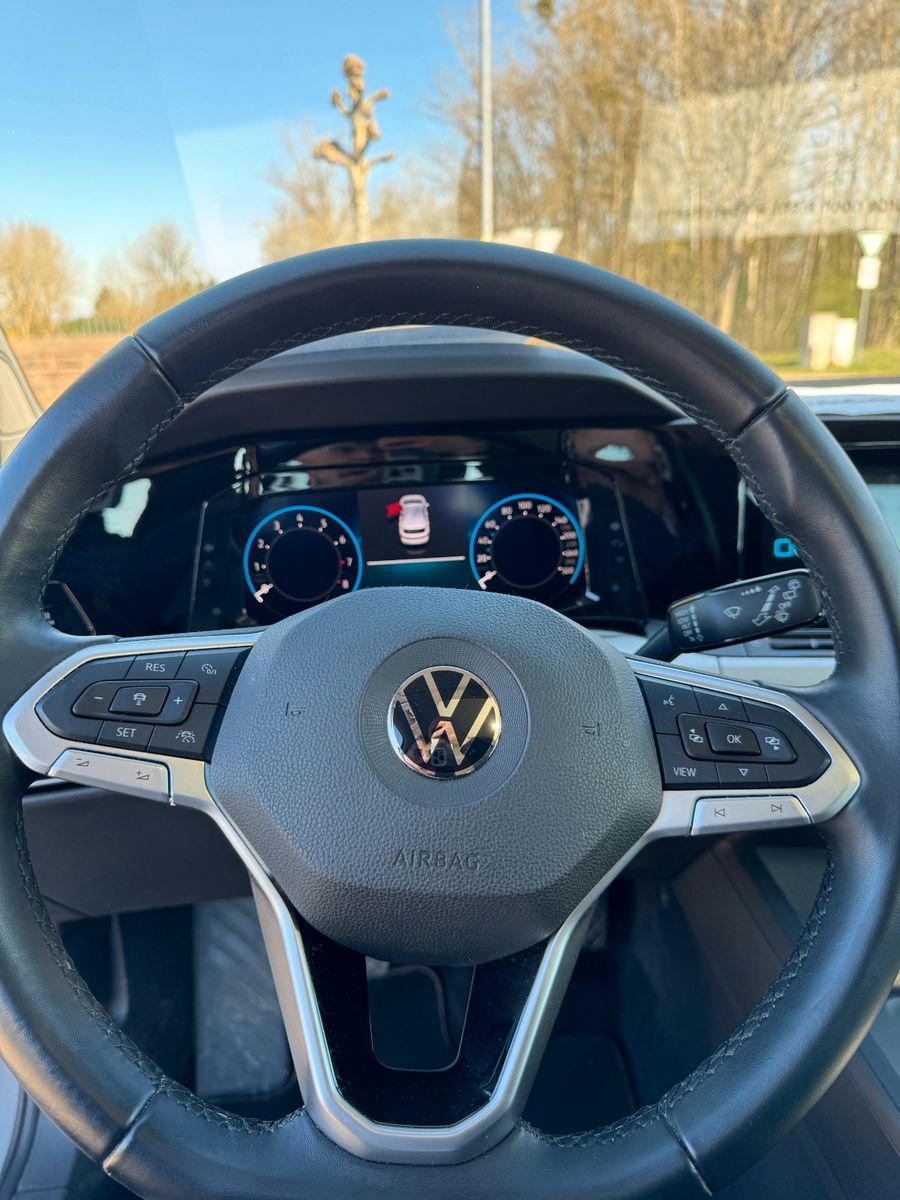 Volkswagen Golf 1.5 TSI Life - Samsaru's Car Outlet