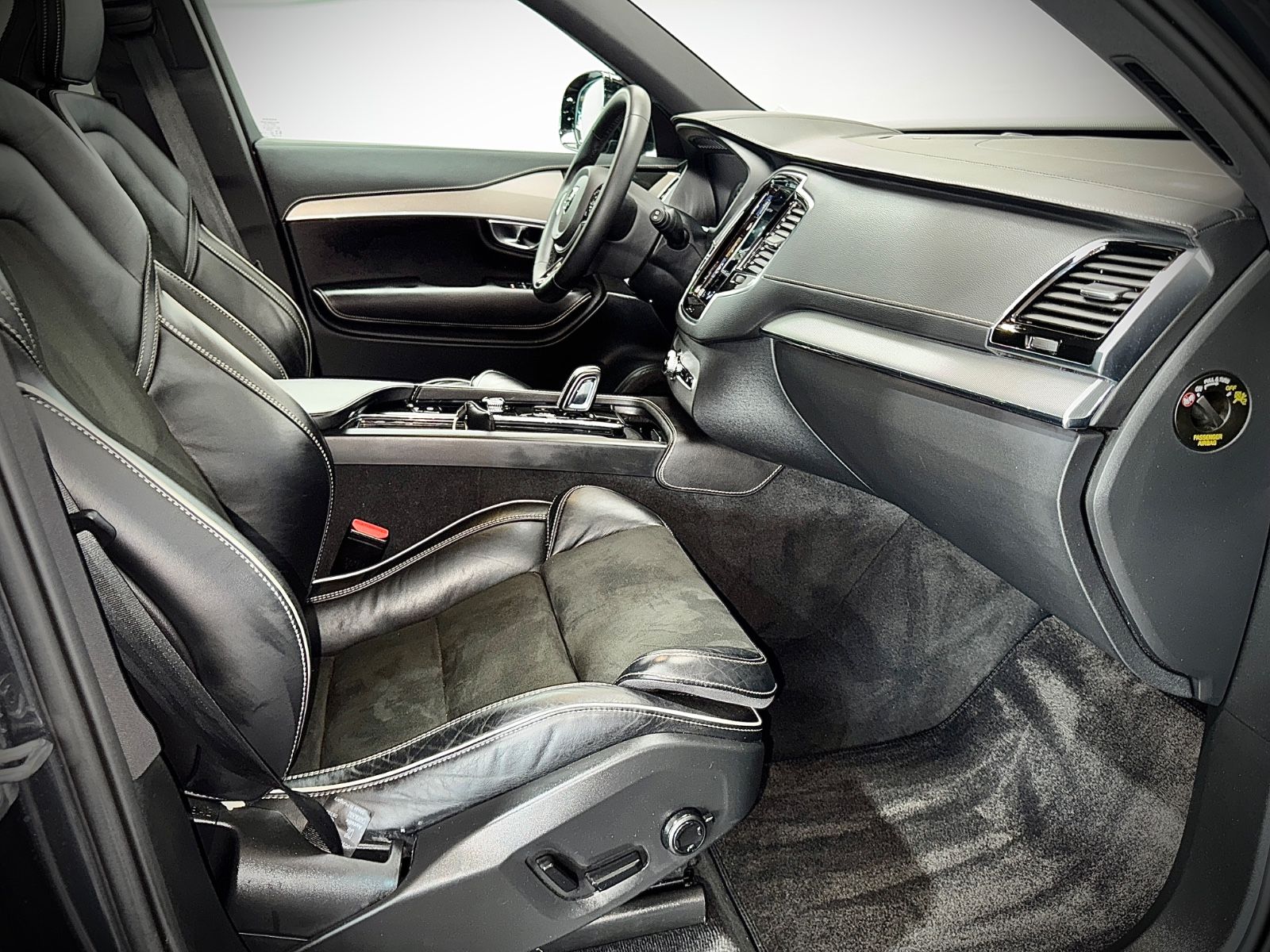 Volvo XC90 R-Design AWD - Samsaru's Car Outlet