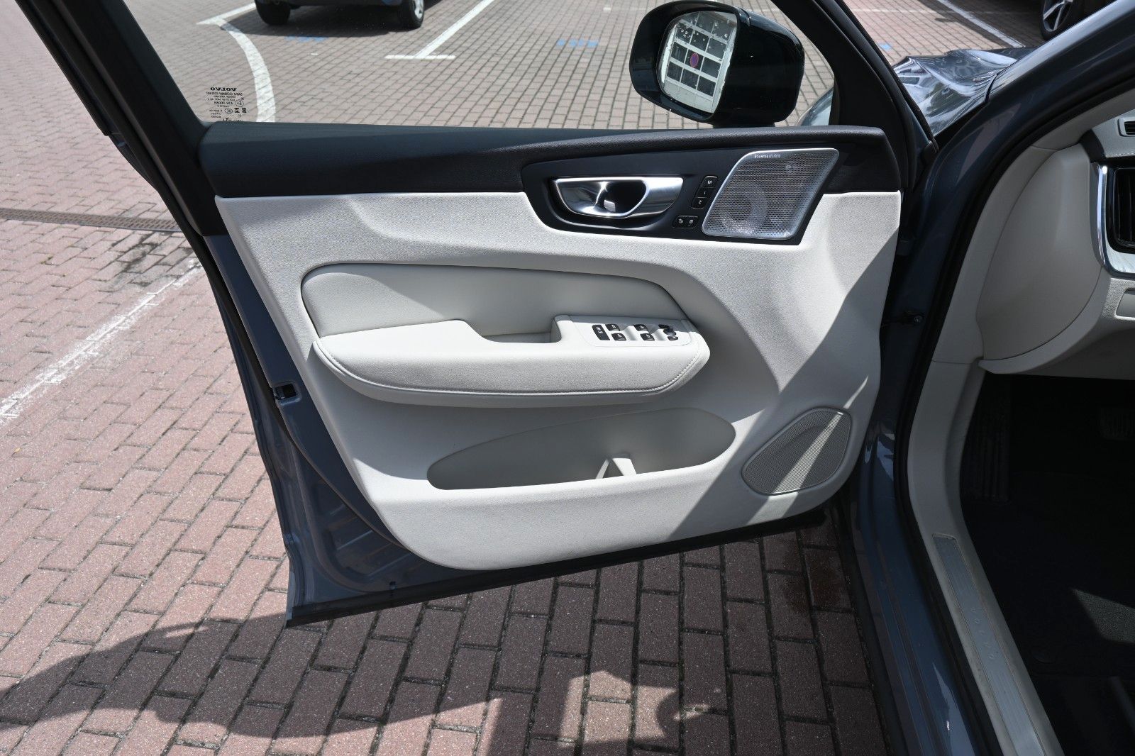Volvo XC60 B4 D Ultimate Dark AWD - Samsaru's Car Outlet