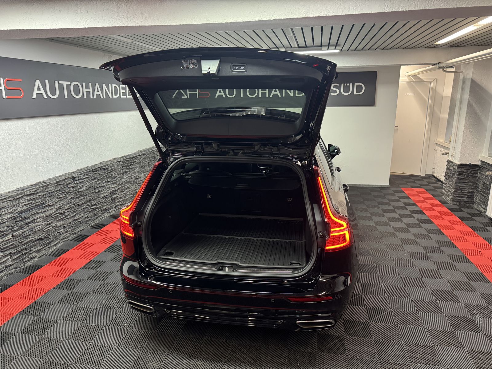 Volvo V60 R Design Recharge Plug-In Hybrid AWD