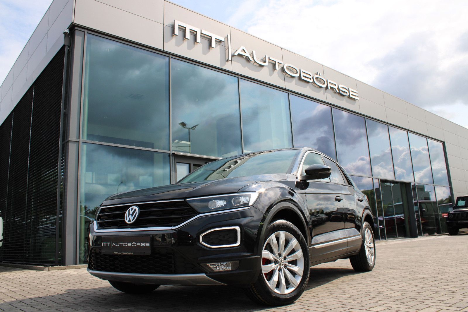Volkswagen T-ROC 1.5 TSI ACT * SPORT * - Samsaru's Car Outlet