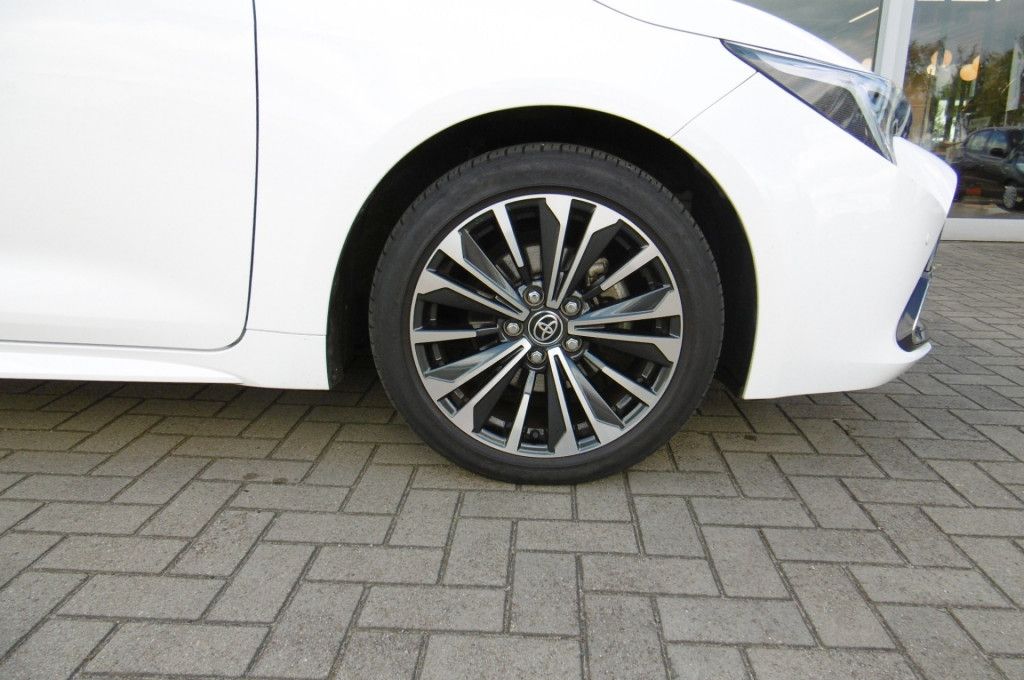 Toyota Corolla 1.8 Hybrid Team D NAVI ACC FACEL. LED