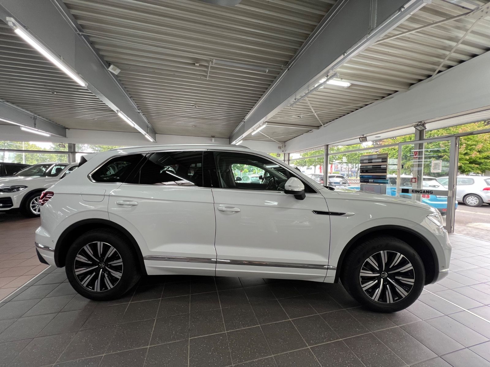 Volkswagen Touareg 3.0 TSI Elegance 4Motion eHybrid - Samsaru's Car Outlet
