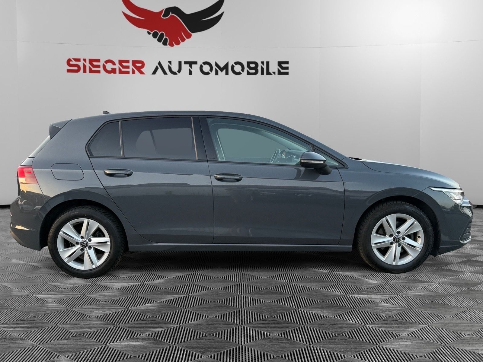 Volkswagen Golf VIII 2.0 TDI DSG LIM. LIFE - Samsaru's Car Outlet