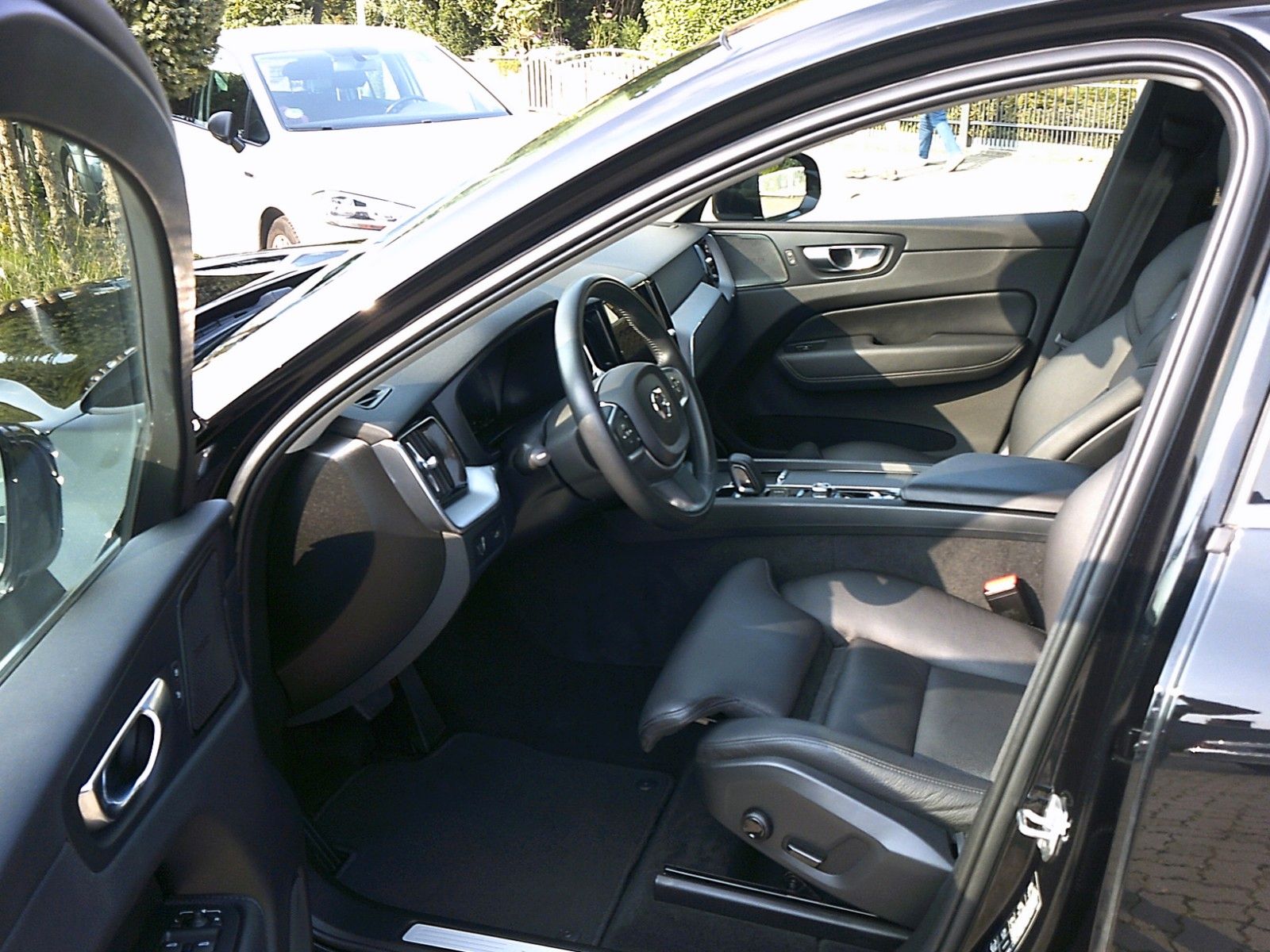 Volvo XC60 Momentum Pro 2WD - Samsaru's Car Outlet