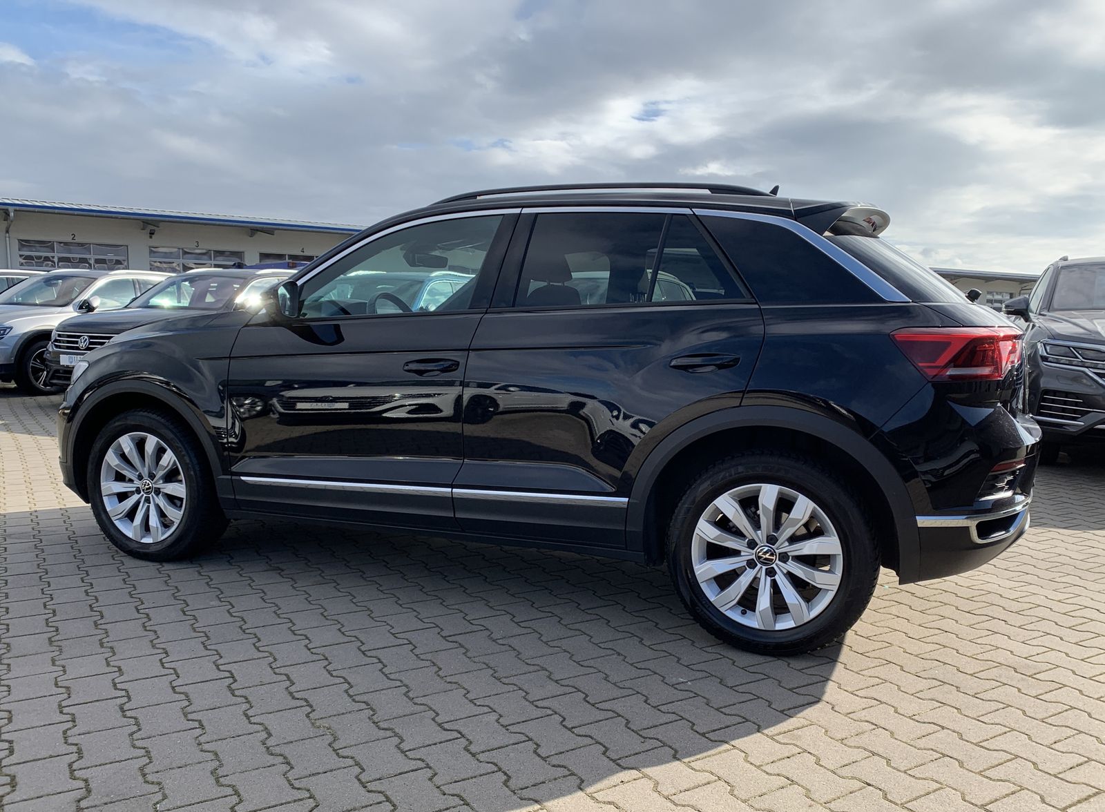 Volkswagen T-Roc 1.5 TSI Sport - Samsaru's Car Outlet