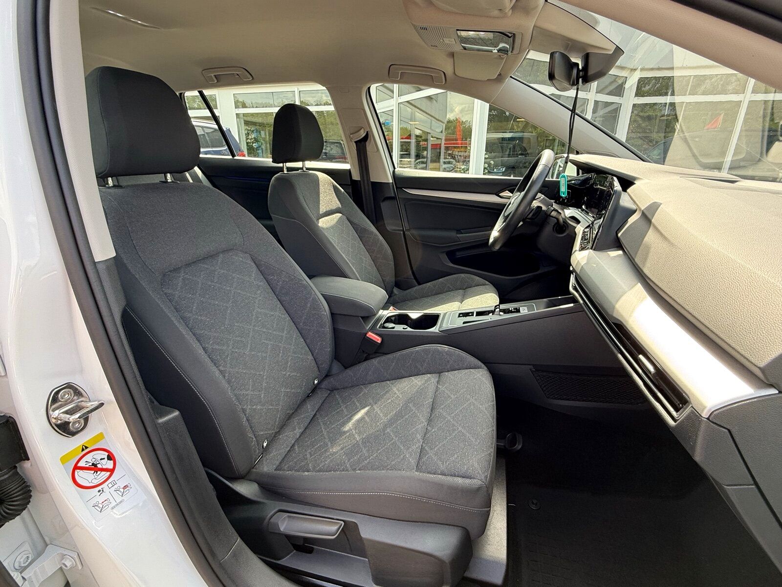 Volkswagen Golf VIII 1.5 eTSI Life - Samsaru's Car Outlet