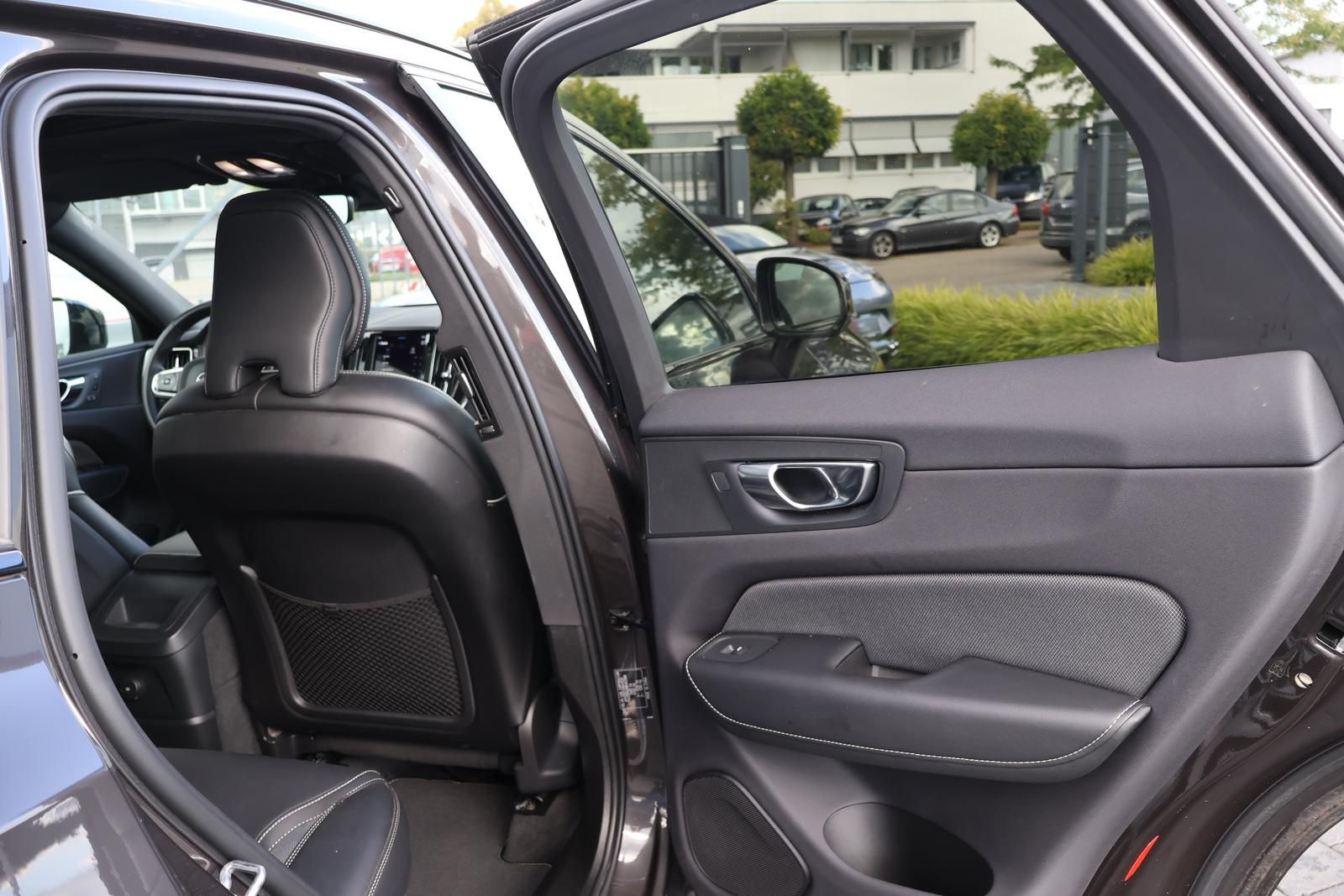 Volvo XC60  T8 AWD R Design Hybrid  Pano-AHK-FACELIFT