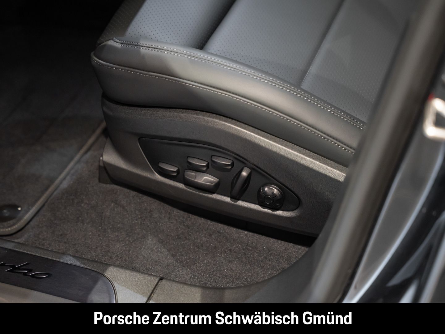 Porsche Macan Turbo BOSE Luftfederung Panoramadach LED