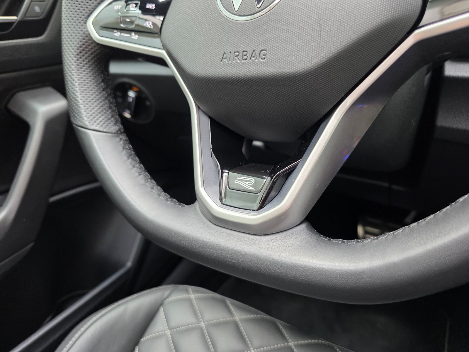 Volkswagen T-Roc R-Line Black - Samsaru's Car Outlet