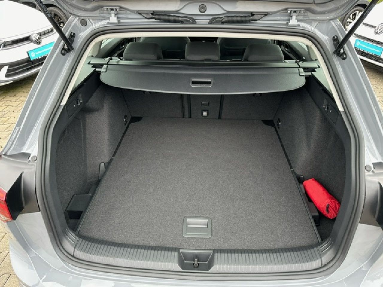 Volkswagen Golf VIII Variant Life 1.5 TSI - Samsaru's Car Outlet