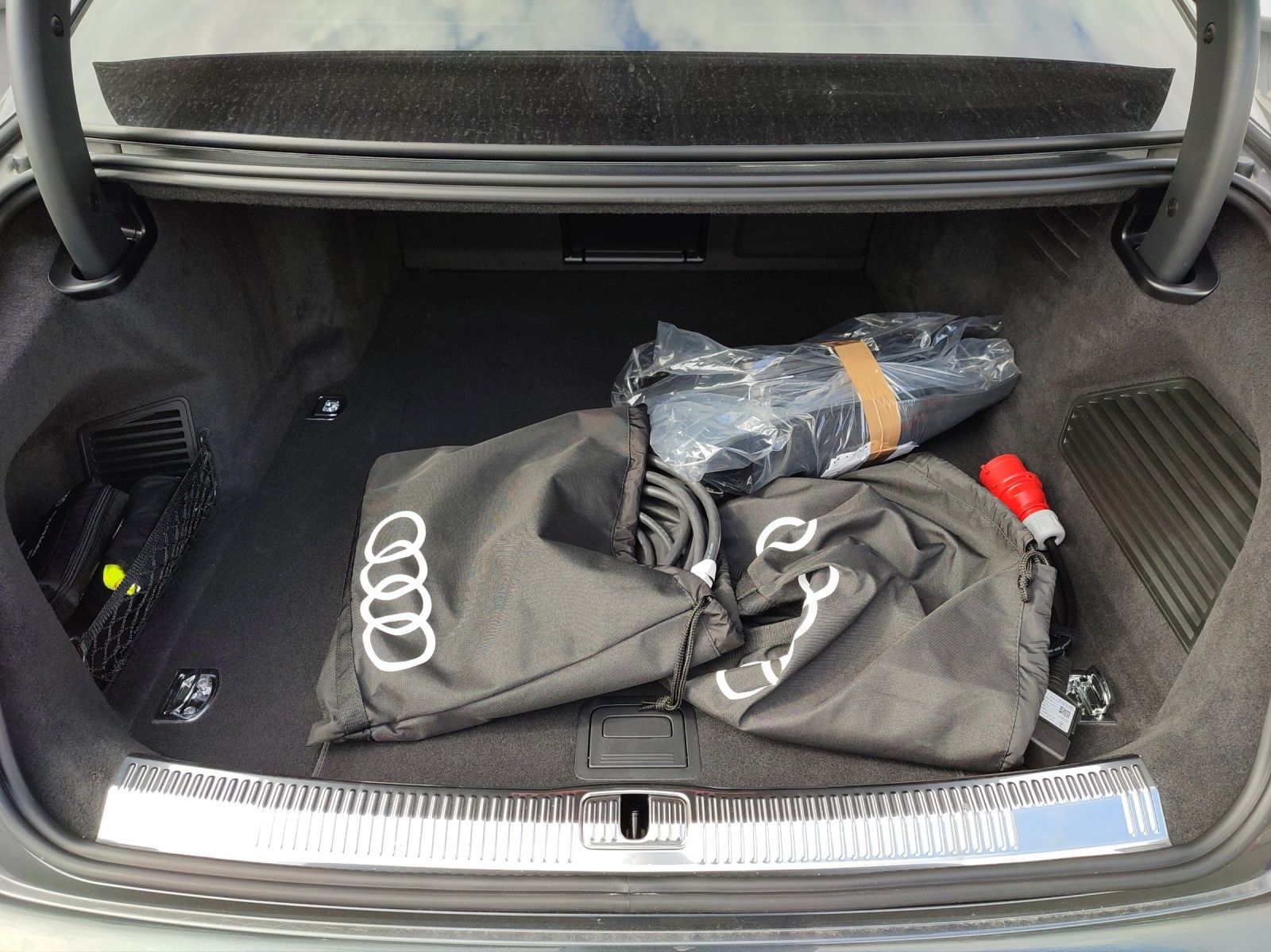 Audi A8 L 60 TFSI e quattro S line - Samsaru's Car Outlet