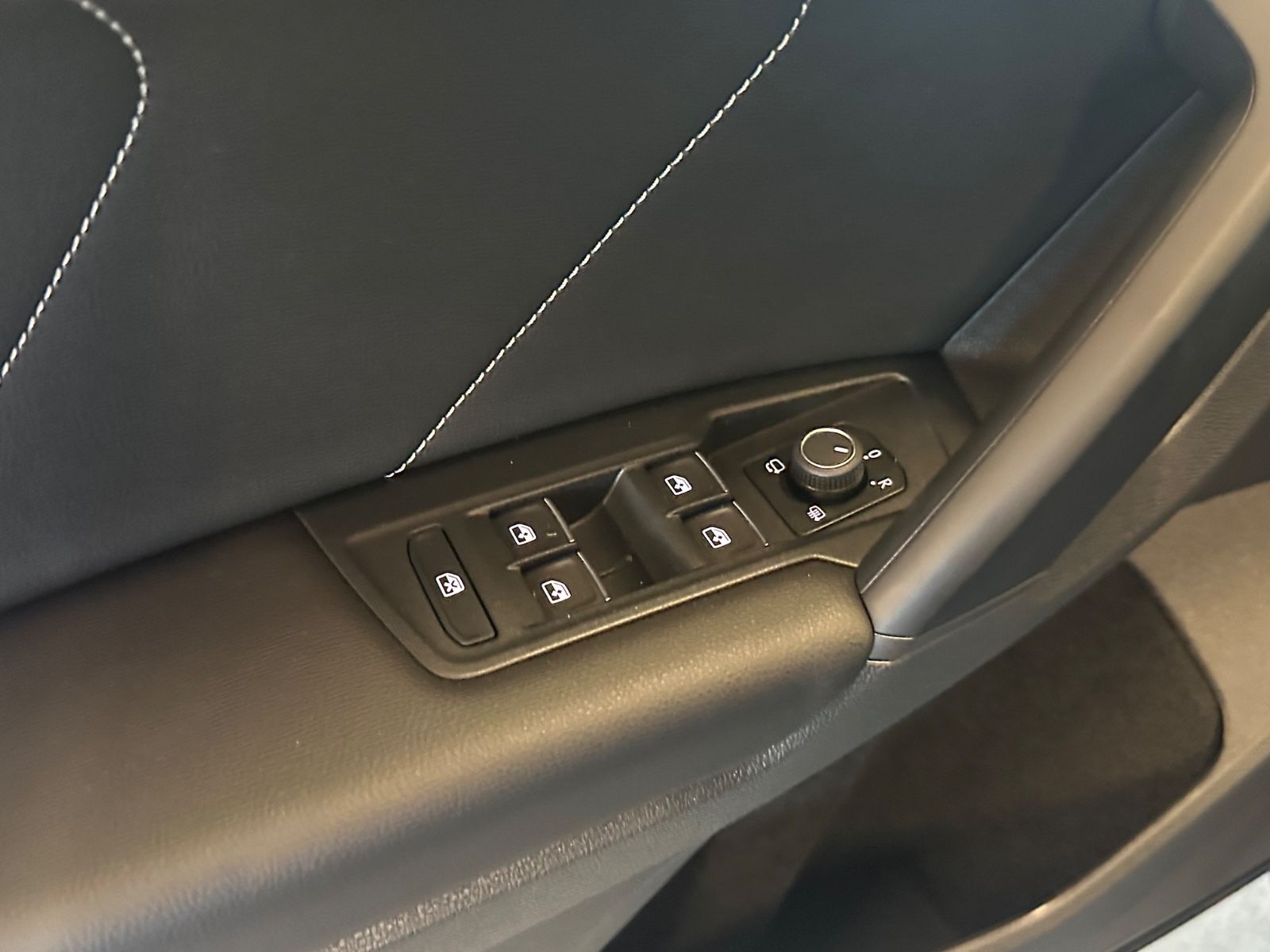 Volkswagen Tiguan R-Line 4Motion - Samsaru's Car Outlet