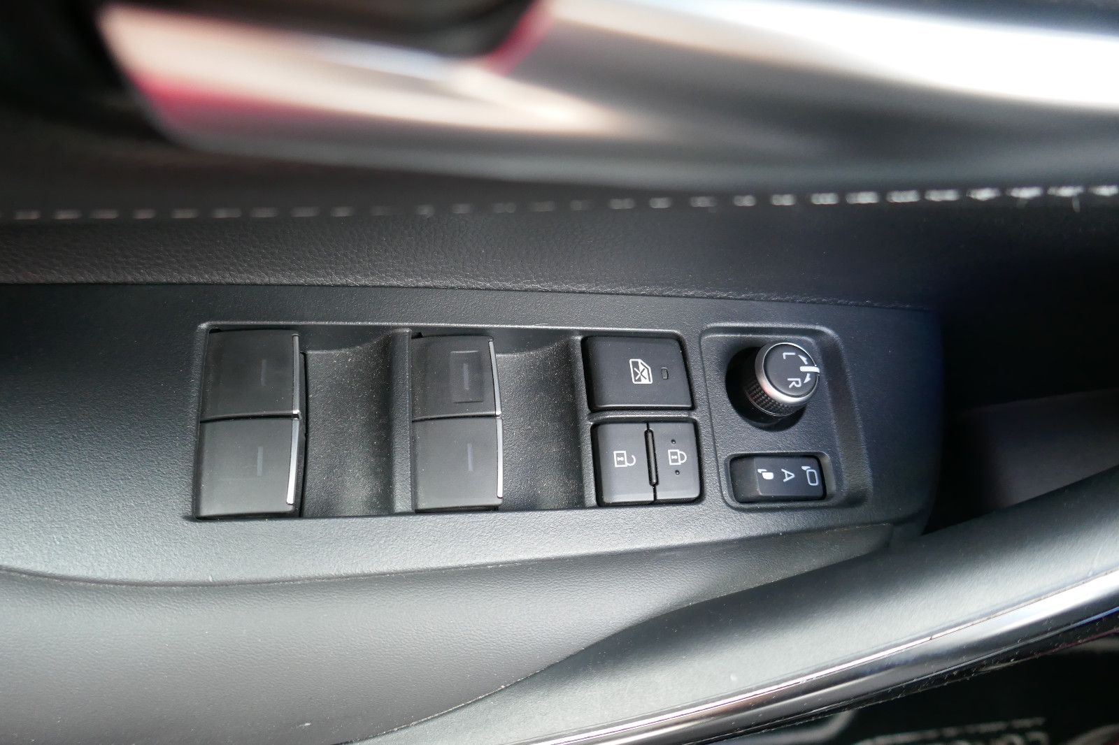 Toyota Corolla 2.0 Hybrid Lounge - Samsaru's Car Outlet