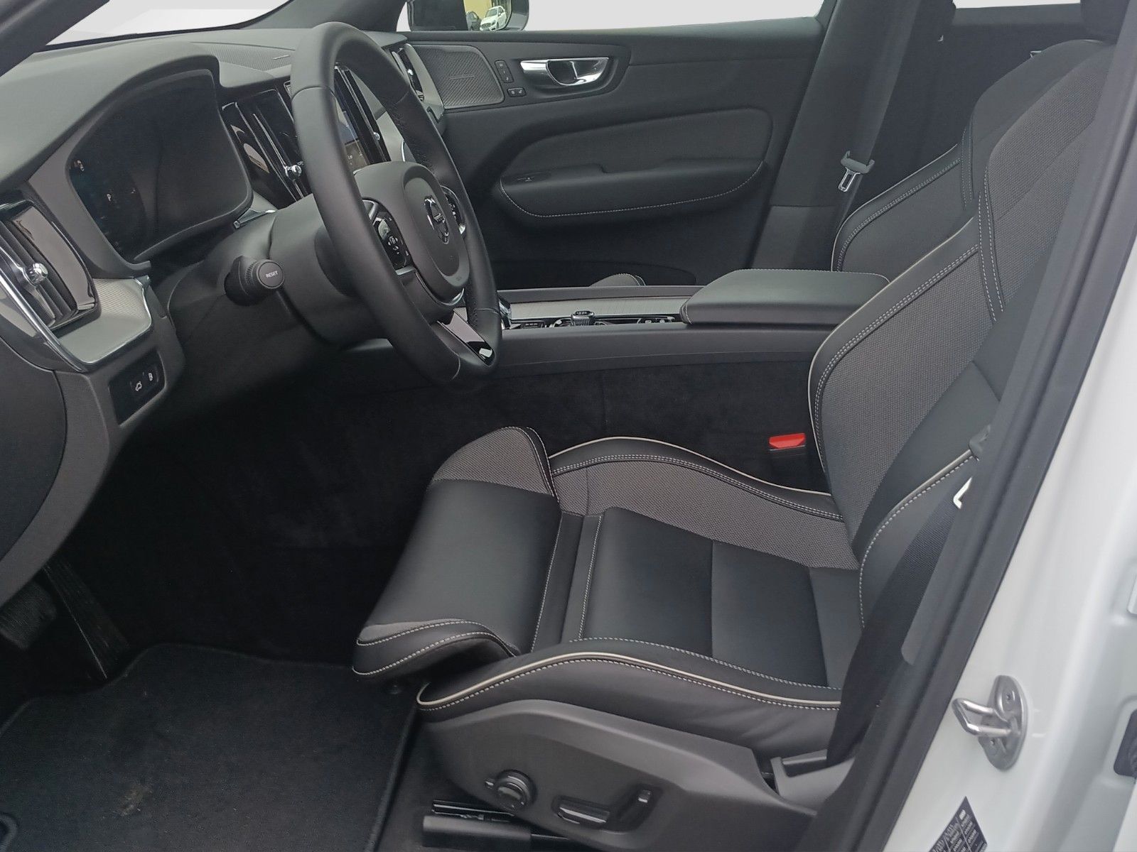 Volvo XC60 T6 AWD Plus Dark  360°/AHK/Pano/H&K