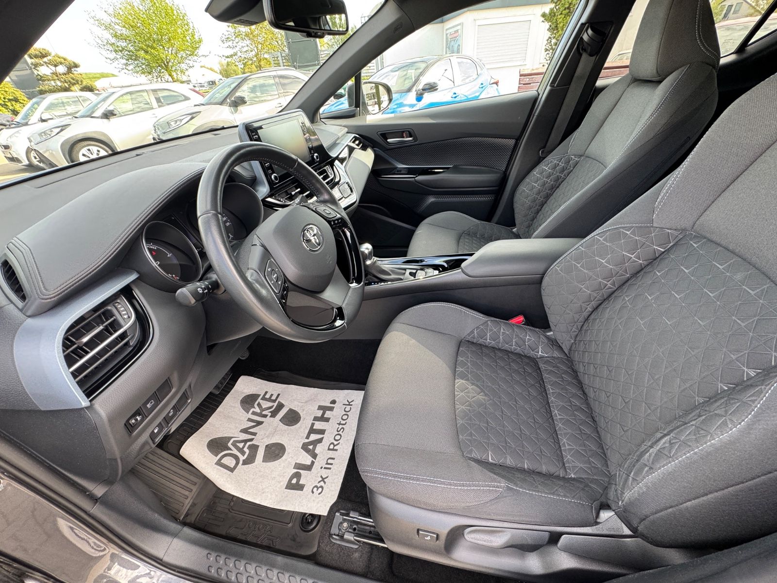 Toyota C-HR Hybrid Style - Samsaru's Car Outlet