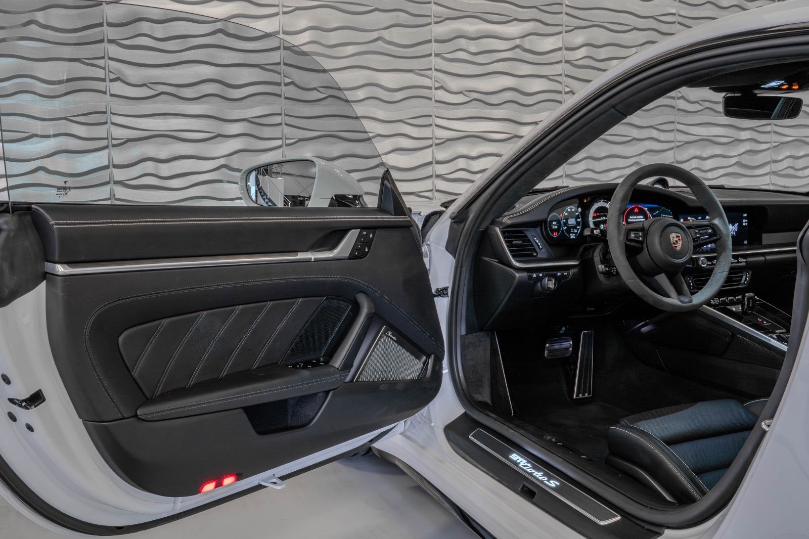Porsche 911 Turbo S - Samsaru's Car Outlet
