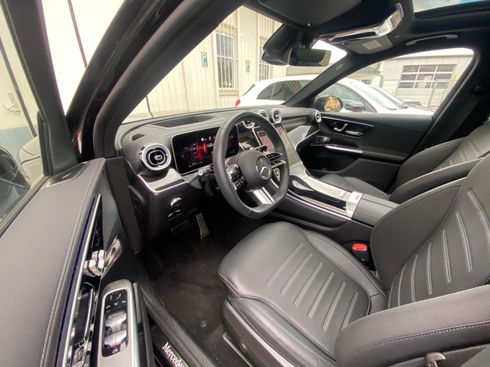Mercedes-Benz GLC200 AMG 4M_Pano_HuD_Memory_Keyless_Distro_360