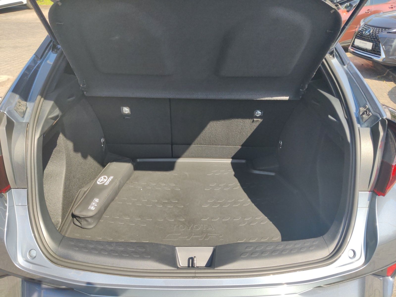 Toyota C-HR Hybrid 4x2 Team - Samsaru's Car Outlet