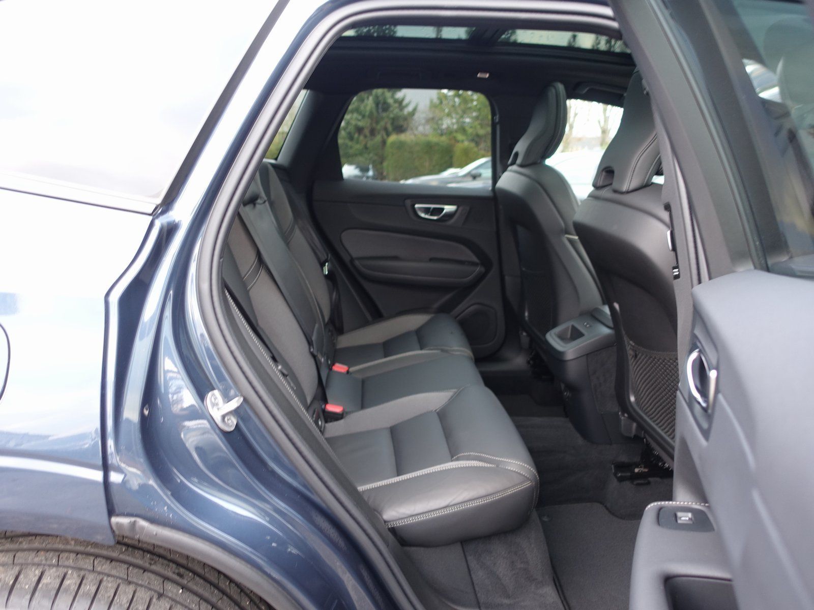 Volvo XC60 Plus B5 AWD Mild-Hybrid/Dark/FourC/AHK/H&K