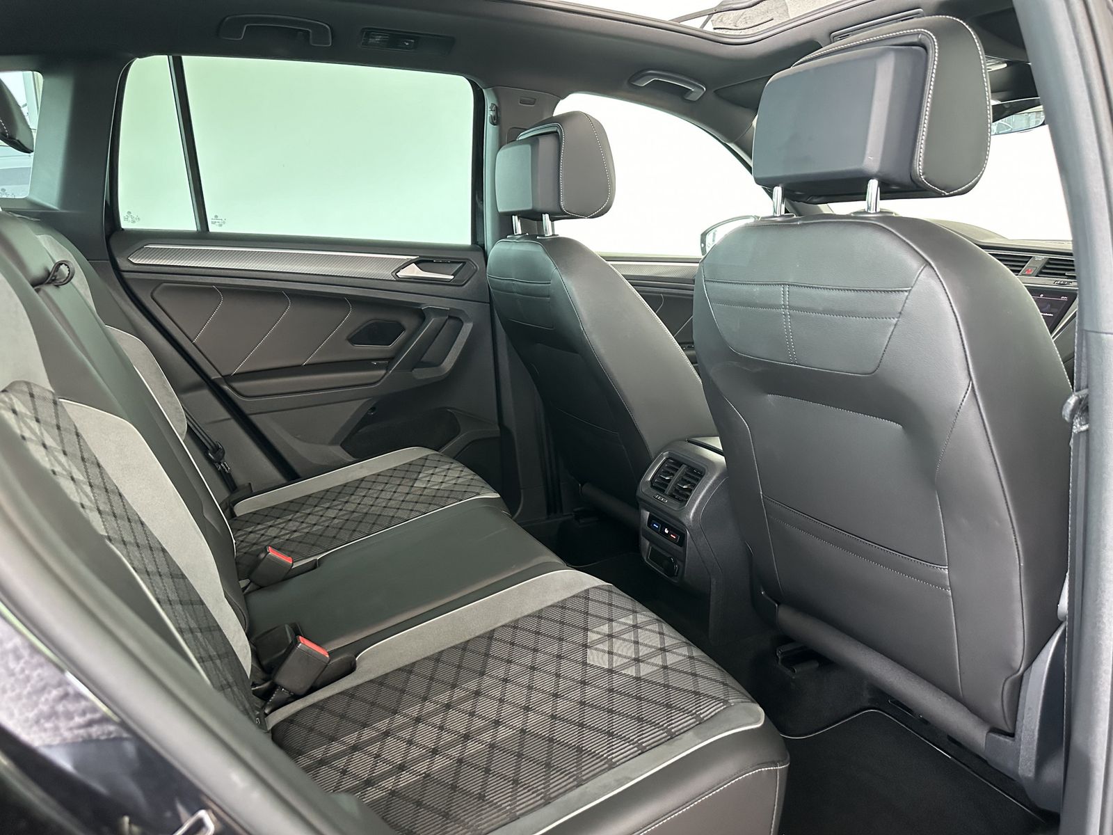 Volkswagen Tiguan R-Line 4M - Samsaru's Car Outlet