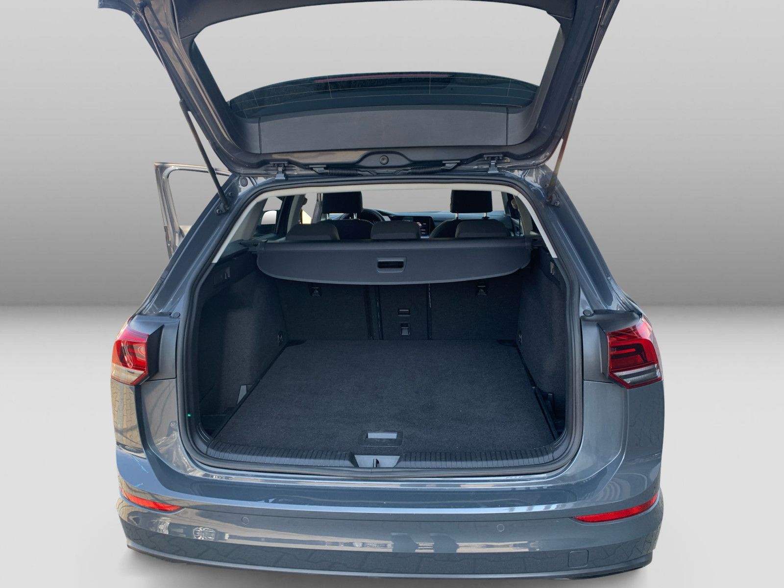 Volkswagen Golf VIII Variant 2.0TDI DSG Life - Samsaru's Car Outlet