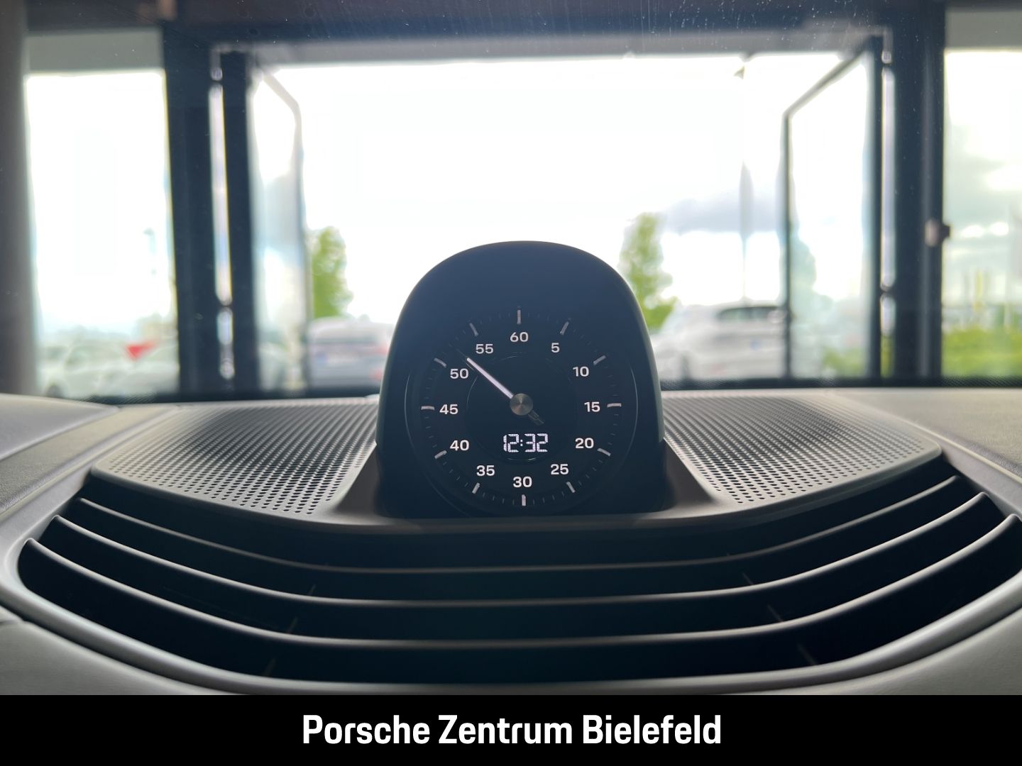 Porsche Taycan GTS Pastellorange Soft-Close SurroundView