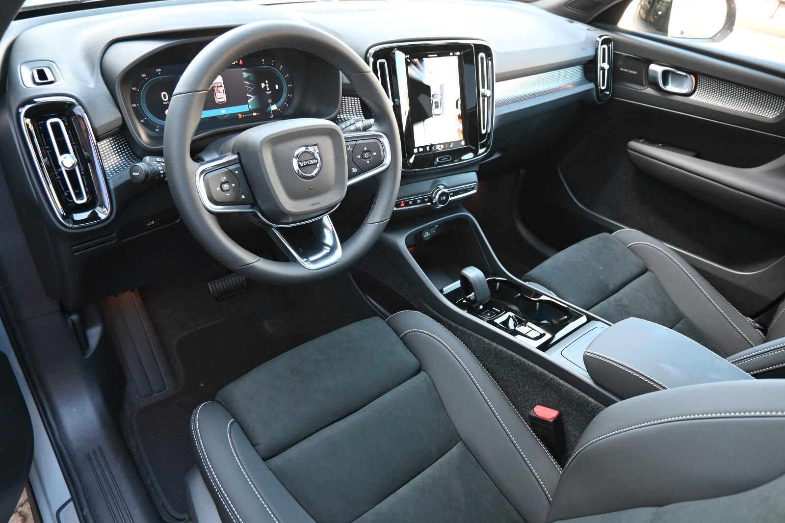 Volvo XC40 B4 DKG Ultra Dark*FSHZG*PANO*360°*ACC*AHK