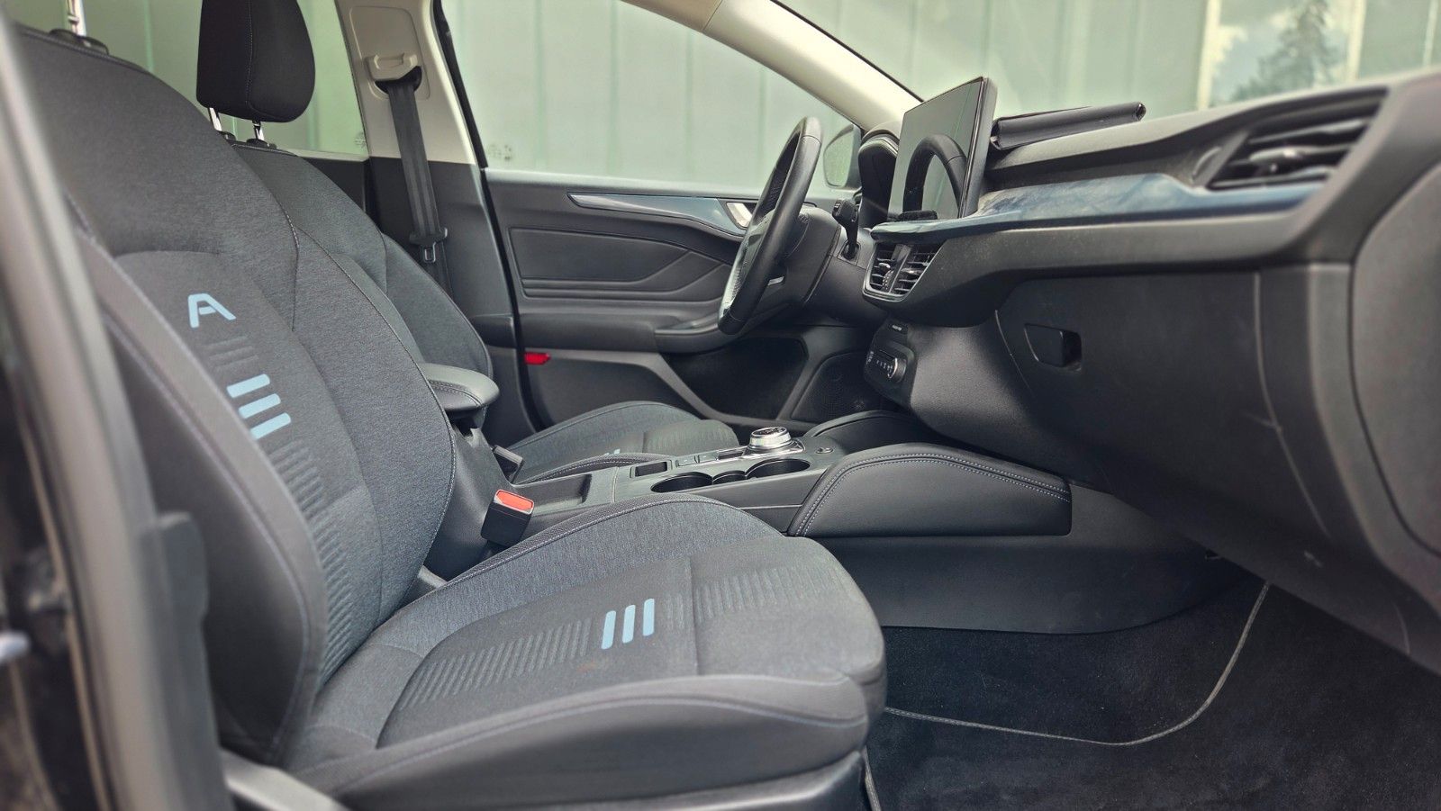 Ford Focus Lim. Active X 1. Hand 8fach bereift